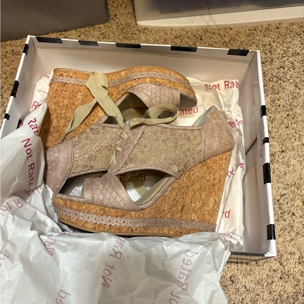 Elegant Lace Wedge Sandals - Tan